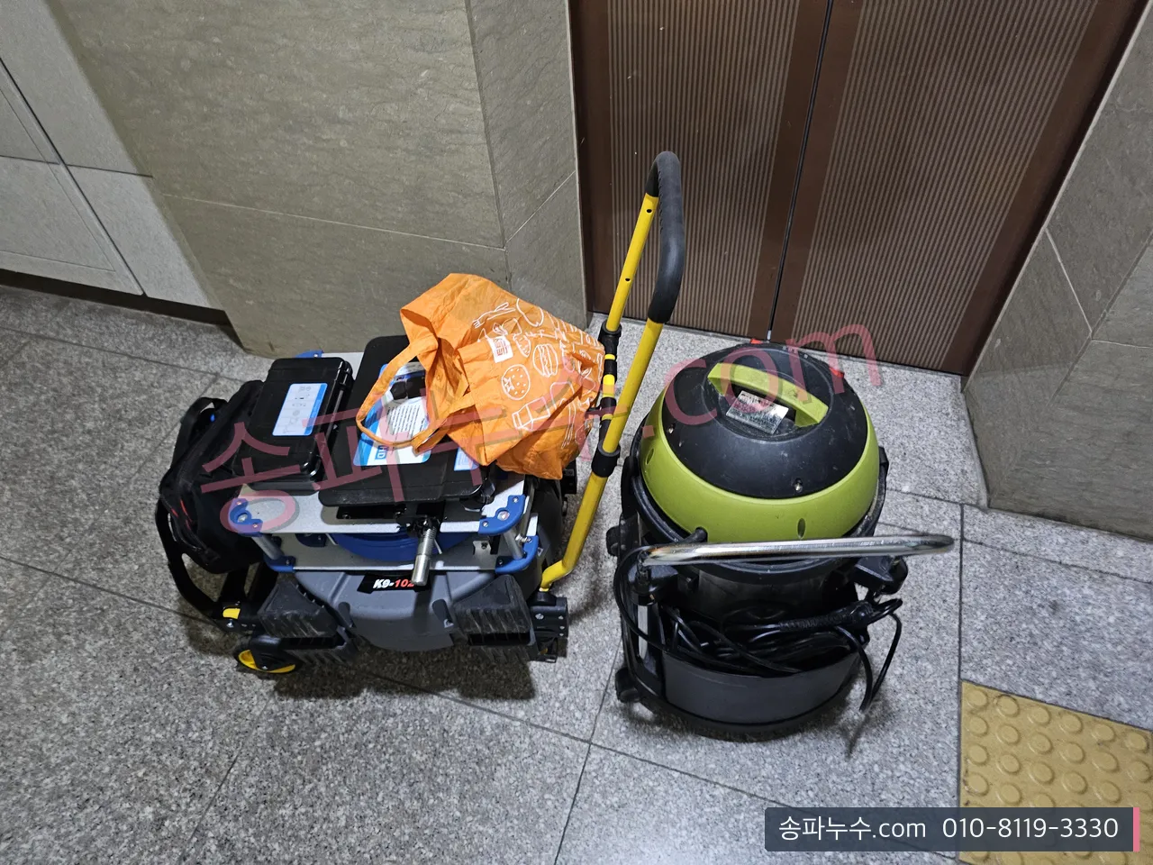 현장에 가져온 탐지 장비 케이스