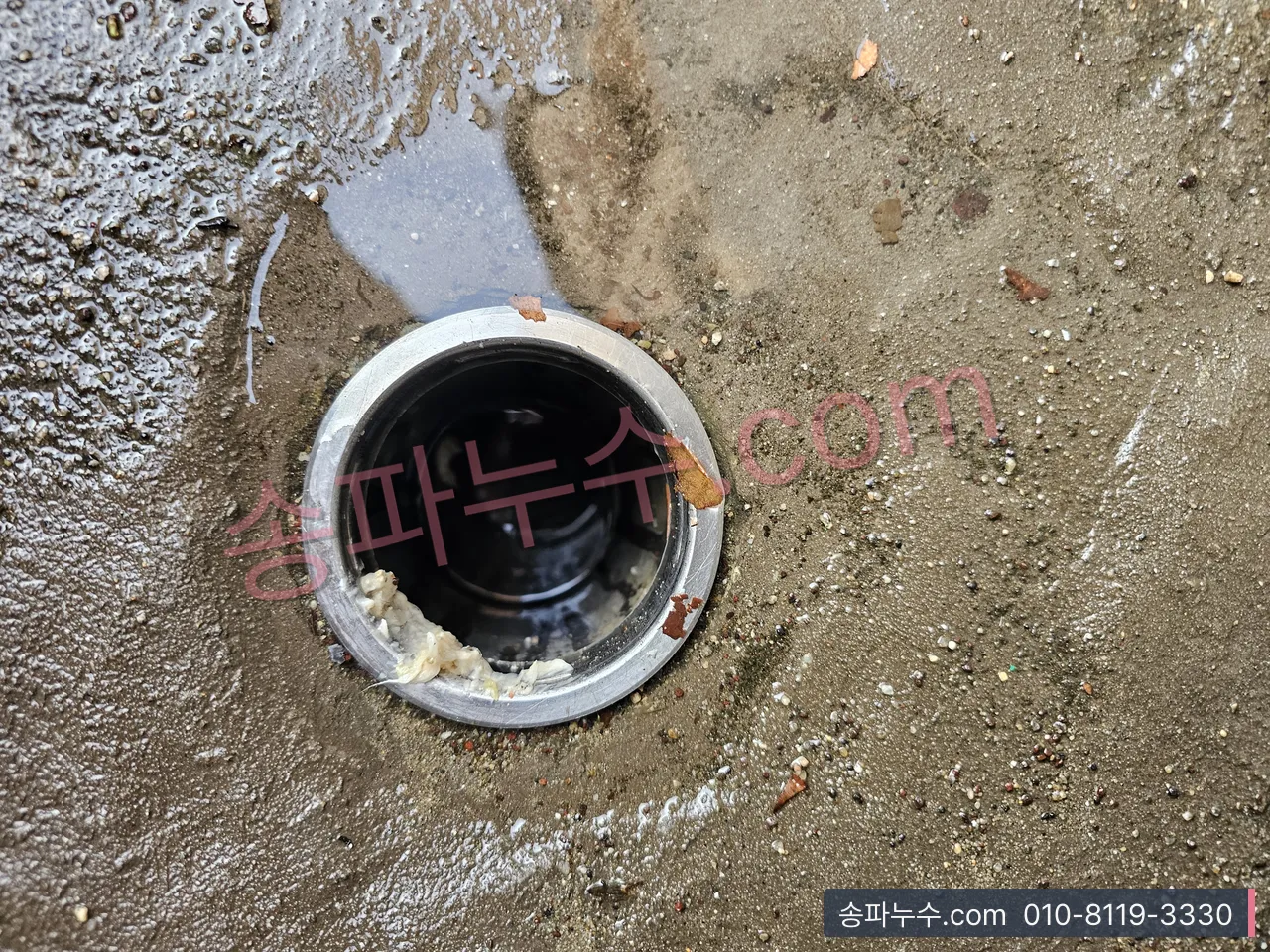 옥외 콘크리트 바닥의 배수구 근접