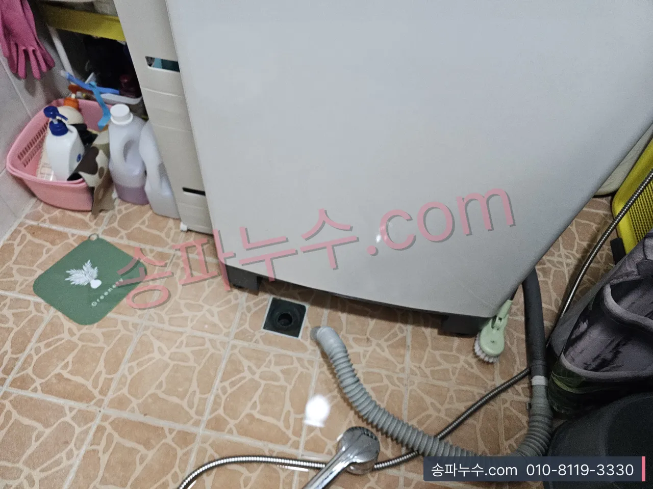 세탁기 뒤 급수 꼭지와 배수 호스