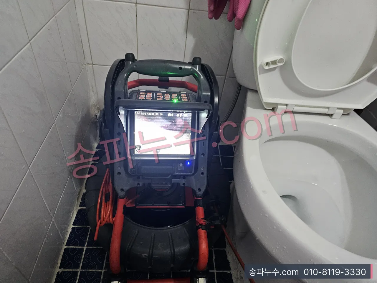 변기 옆에 놓인 내시경 모니터 화면에 관 내부가 비친 장면