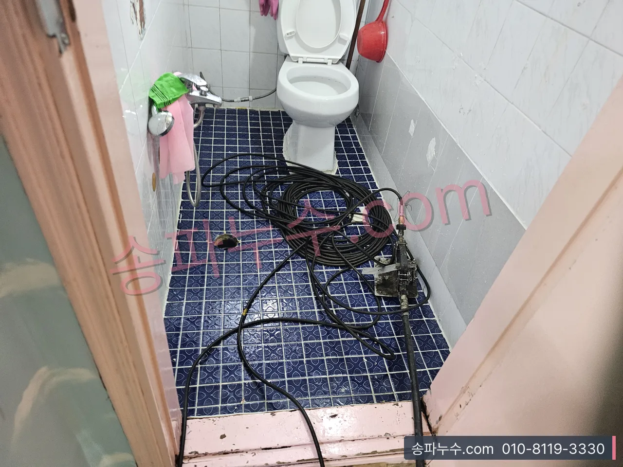 세대 욕실에서 탐지 케이블을 넣어 진행 중인 장면
