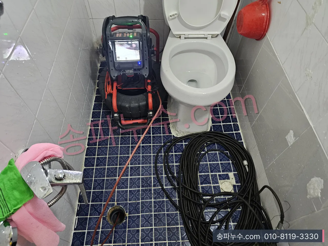 변기 옆에 내시경 장비와 케이블을 둔 장면