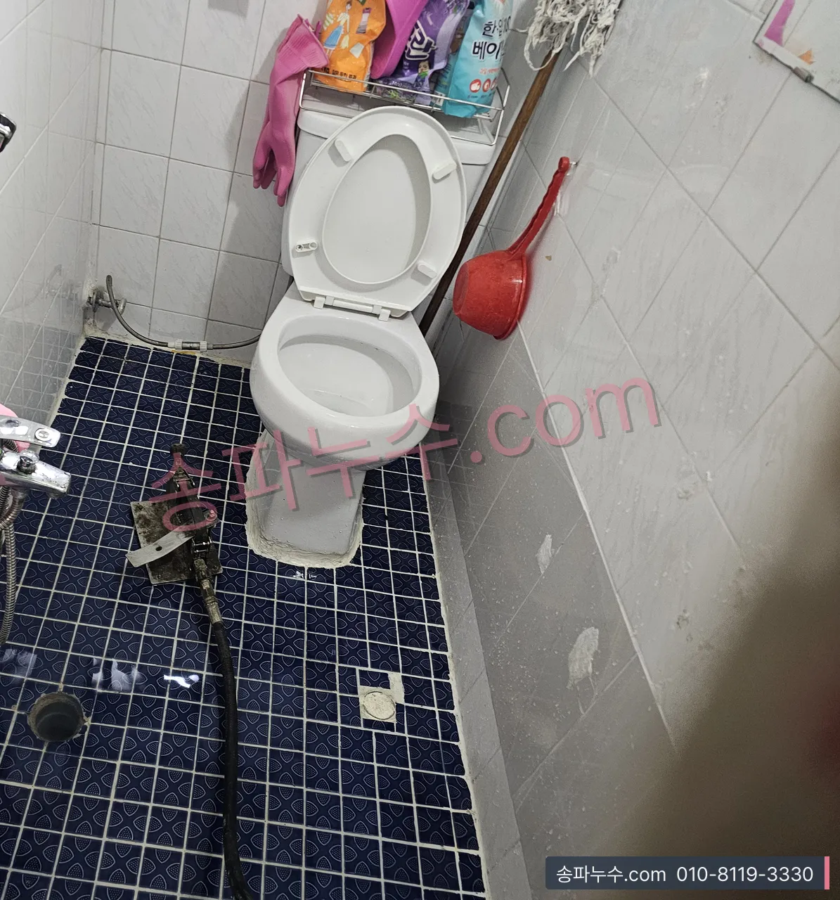 욕실 바닥 타일과 벽 얼룩, 변기가 보이는 장면