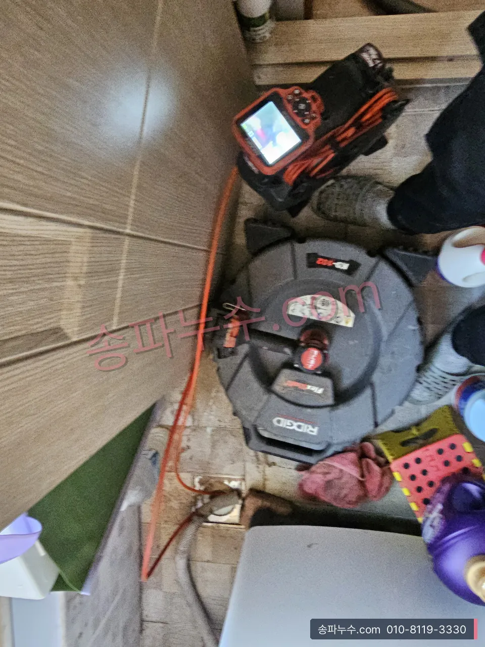 욕실 바닥에 배치한 탐지 장비와 케이블