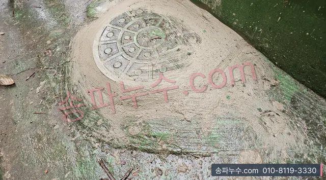 우레탄 옥상 바닥 드레인 주변을 시멘트로 보수한 모습